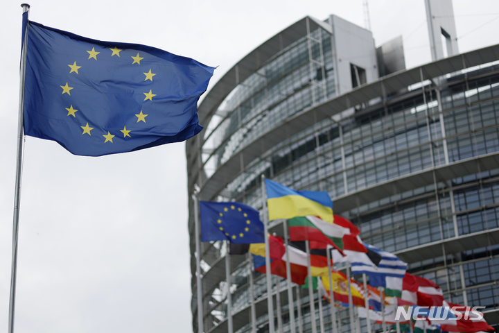 [스트라스부르(프랑스)=AP/뉴시스]프랑스 동부 스트라스부르의 유럽의회 앞 국기 게양대에 지난 4월 18일 유럽 깃발과 유럽 각국 국기들이 펄럭이고 있다.