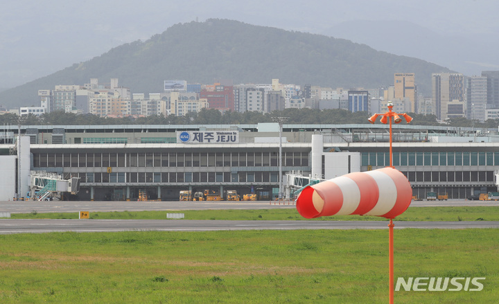 [제주=뉴시스] 우장호 기자 = 강풍특보가 발효된 제주국제공항에 강한 바람이 불고 있다. 뉴시스DB. woo1223@newsis.com