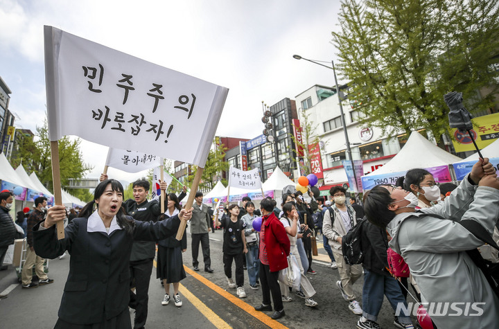 [서울=뉴시스] 정병혁 기자 = 18일 서울 강북구청 인근 도로에서 열린 제11회 4.19혁명 국민문화제에서 관계자와 시민들이 1960 거리 재현 퍼레이드를 하고 있다. 2023.04.18. jhope@newsis.com