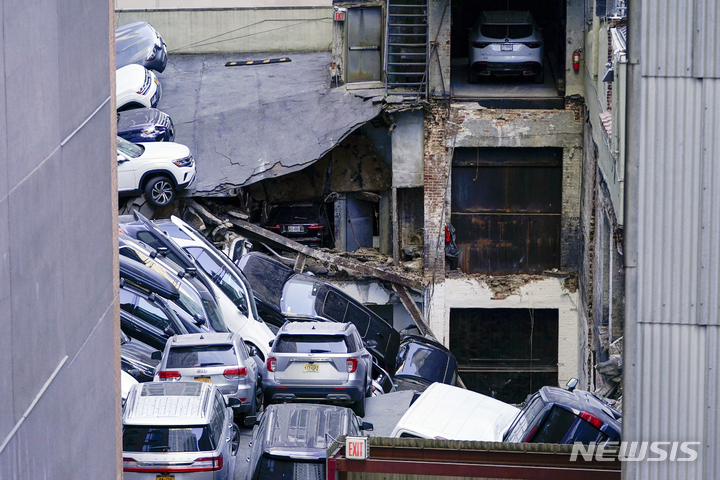 [뉴욕=AP/뉴시스] 18일(현지시간) 미국 뉴욕 파이낸셜 디스트릭트의 한 주차장 건물이 부분 붕괴해 차량이 뒤엉켜 있다. 소방 당국은 주차장 2층 일부가 무너져 1층 주차장을 덮쳤으며 1명이 숨지고 5명이 다쳤다고 밝혔다. 2023.04.19.