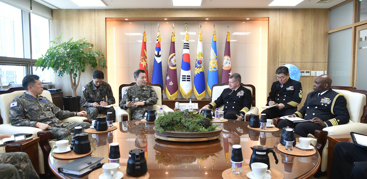 [서울=뉴시스] 김승겸 합참의장(가운데 왼쪽)이 19일 사무엘 파파로 미 태평양함대사령관(가운데 오른쪽)을 접견했다. 김 의장과 사무엘 파파로 사령관은 북한의 핵미사일 위협 등 역내 안보정세에 대해 평가하고, 한미공조 및 상호 협력증진 방안에 대해 논의했다. (사진=합참) 2023.04.19. photo@newsis.com  *재판매 및 DB 금지