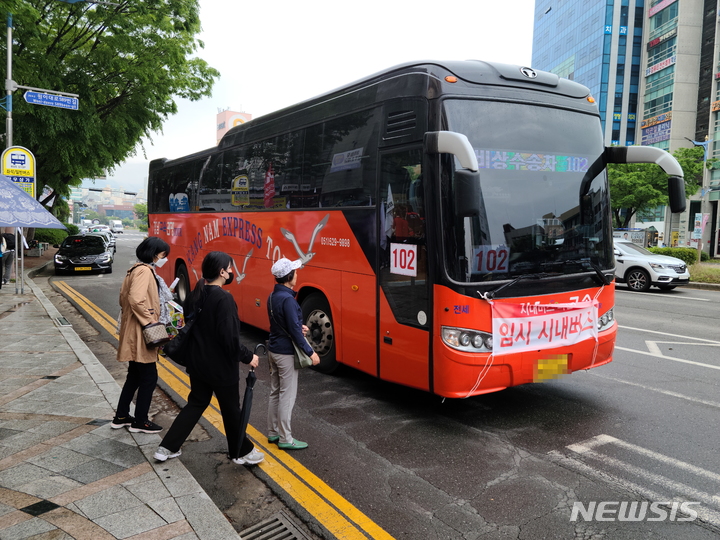 [창원=뉴시스] 강경국 기자 = 경남 창원시가 시내버스 파업 첫날인 19일 57개 노선에 투입한 전세버스. 2023.04.19. kgkang@newsis.com