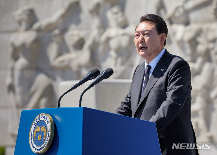 [서울=뉴시스] 전신 기자 = 윤석열 대통령이 19일 서울 강북구 수유동 국립4·19민주묘지에서 열린 제63주년 4·19혁명 기념식에서 기념사하고 있다. (대통령실통신사진기자단) 2023.04.19. photo1006@newsis.com