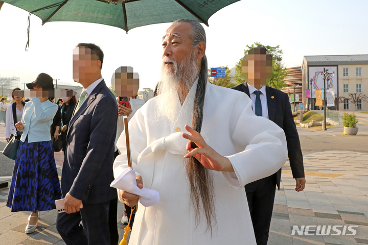 [서울=뉴시스] 박진희 기자 =서울경찰청 사이버수사과는 29일 "폐쇄회로(CC)TV 등 객관적 자료와 다수의 관련자 진술 등을 종합해 천공이 육군참모총장 공관과 국방부 서울사무소에 다녀간 사실이 없음을 확인했다"고 밝혔다. 사진은 역술인 천공이 지난 4월19일 서울 종로구 송현동 부지를 걷는 모습. 2023.04.19. pak7130@newsis.com