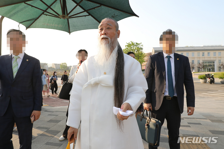 [서울=뉴시스] 박진희 기자 = 대통령실 이전 과정에 역술인 '천공'이 개입했다는 의혹을 수사 중인 경찰이 육군참모총장 공관을 방문한 이가 천공이 아닌 백재권 사이버한국외국어대 겸임교수라는 정황을 포착하고 수사 중이다. 사진은 천공이 지난 4월19일 서울 종로구 송현동 부지(이건희 기증관 건립 장소)를 돌아보고 인사동으로 이동하고 있는 모습. 2023.04.19. pak7130@newsis.com