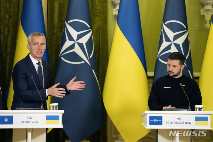 [키이우=AP/뉴시스] 볼로디미르 젤렌스키 우크라이나 대통령(오른쪽)과 옌스 스톨텐베르그 나토(NATO) 사무총장이 20일(현지시간) 키이우에서 회담한 후 공동 기자회견을 하고 있다. 2023.04.20