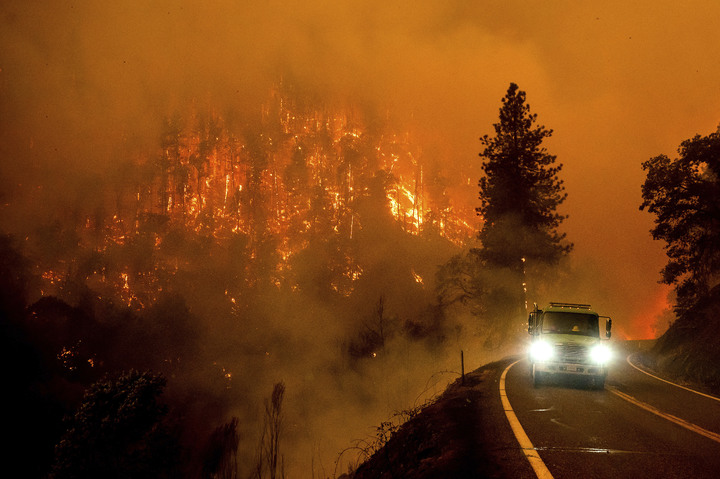 [캘리포니아=AP/뉴시스] 사진은 2022년 7월 30일 미국 캘리포니아주 클라마스 국유림에서 산불이 발생해 지역 소방차가 출동하는 모습. 2023.04.20. *재판매 및 DB 금지
