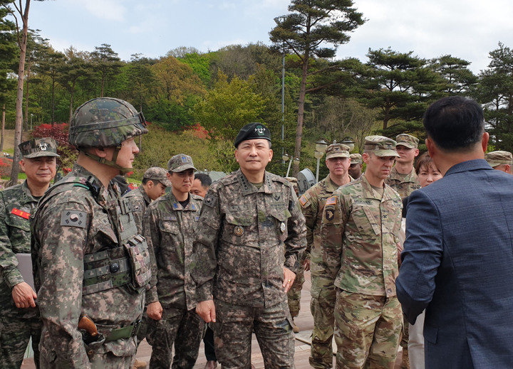 [서울=뉴시스] 최동준 기자 = 김승겸 합참의장이 20일 성주 사드기지를 방문해 방공전력운용 및 작전태세를 점검하고 있다. (사진=합참 제공) 2023.04.20. photo@newsis.com *재판매 및 DB 금지