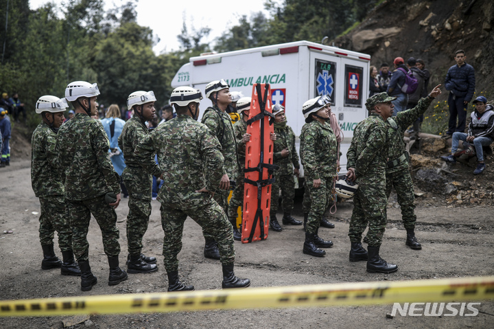 [쿠쿠누바(콜롬비아)=AP/뉴시스]콜롬비아 쿠쿠누바 지역에서 20일 일어난 탄광 폭발사고로 갱도 입구가 무너진 현장에 구급차와 육군 구조대가 대기 중이다. 