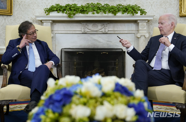 [ 워싱턴=AP/뉴시스] 조 바이든 미국대통령과 구스타보 페트로 콜롬비아 대통령이 4월 20일 백악관에서 회담하고 있다. 