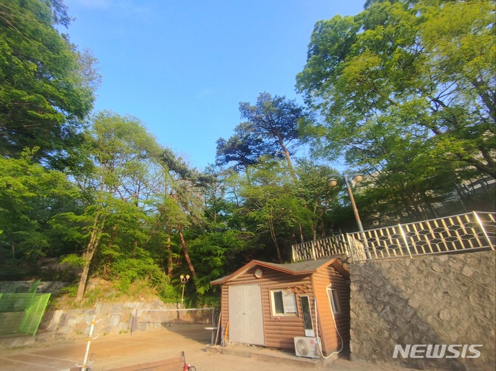 [서울=뉴시스]서울 종로구 삼청공원 내 가건물. 2023.04.22. photo@newsis.com 