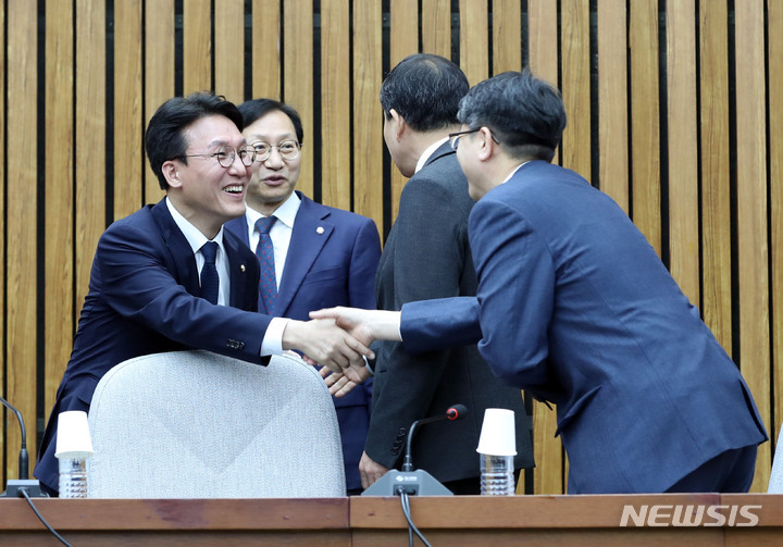 [서울=뉴시스] 전진환 기자 = 여야 3당 정책위의장이 21일 오전 서울 여의도 국회에서 전세사기 대응을 위해 회동 해 인사하고 있다. 2023.04.21. amin2@newsis.com