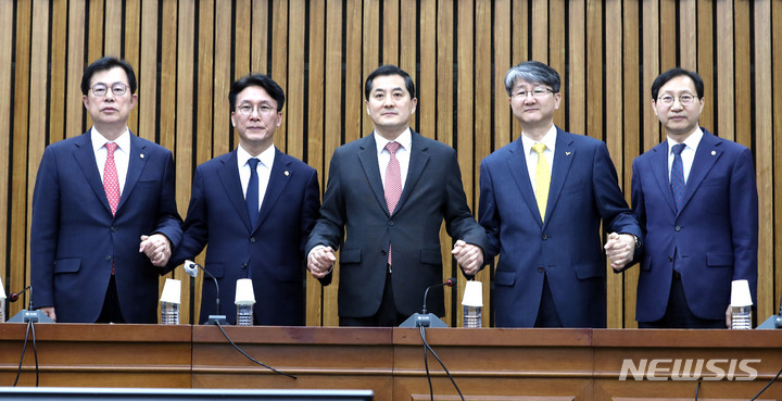 [서울=뉴시스] 전진환 기자 = 여야 3당 정책위의장이 21일 오전 서울 여의도 국회에서 전세사기 대응을 위해 회동을 하기에 앞서 기념촬영을 하고 있다. 왼쪽부터 이만희 국민의힘 정책위 수석부의장, 김민석 더불어민주당 정책위의장, 박대출 국민의힘 정책위의장, 김용신 정의당 정책위의장, 김성주 더불어민주당 정책위 수석부의장. 2023.04.21. amin2@newsis.com