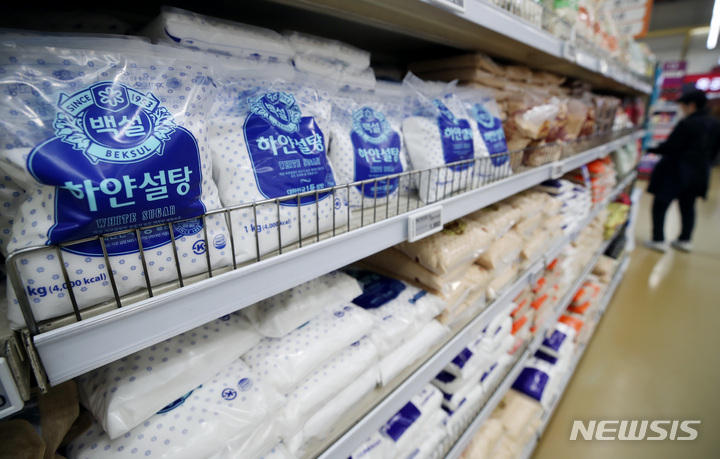 [서울=뉴시스] 김진아 기자 = 국제 설탕 가격이 수요 증가와 기상 악화 전망으로 급등하고 있다. 사진은 이날 서울의 마트에서 설탕이 판매되고 있다. 2023.04.21. bluesoda@newsis.com