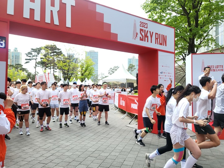 [서울=뉴시스] 박미선 기자=22일 서울 송파구 롯데월드타워에서 '2023 스카이런'이 역대 최대 규모로 열렸다. *재판매 및 DB 금지