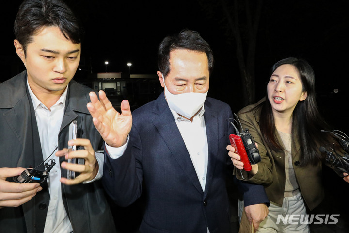 [의왕=뉴시스] 권창회 기자 = 지난 2021년 민주당 전당대회 당시 송영길 전 대표 당선을 위해 돈봉투를 살포한 혐의를 받는 강래구 한국감사협회장이 22일 오전 구속영장이 기각돼 경기 의왕시 서울구치소를 나오고 있다. 2023.04.22. kch0523@newsis.com