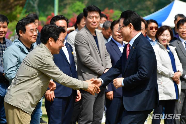 [광주=뉴시스] 광주전남기자협회 봄 체육대회가 22일 오전 호남대학교에서 열린 가운데 강기정 광주광역시장(왼쪽)과 김영록 전남도지사(오른쪽)가 반갑게 악수를 나누고 있다. (사진=광주전남기자협회 제공) 2023.04.22. photo@newsis.com