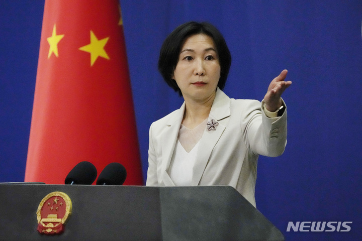[베이징=AP/뉴시스] 정례기자회견 중은 마오닝 중국 외교부 대변인의 모습.