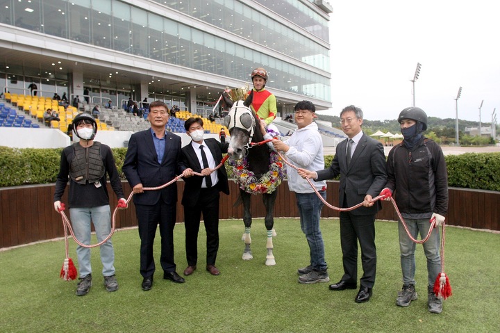 ‘즐거운여정’ 코차 우승, 루나스테이크스 대상경주