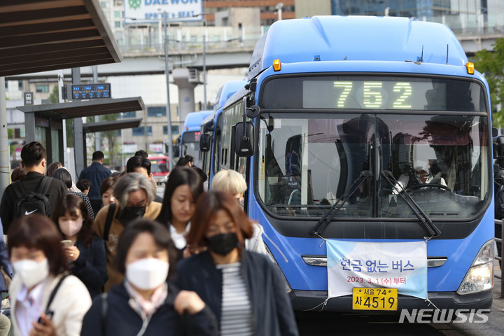 시내버스는 매일 지구 37바퀴…전철은 달 50번 왕복했다