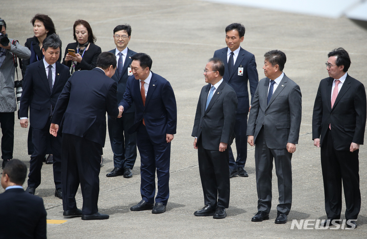 [성남=뉴시스] 전신 기자 = 5박7일 일정으로 미국을 국빈 방문하는 윤석열 대통령이 24일 경기도 성남 서울공항에서 김기현 국민의힘 대표 등 환송 인사들과 인사하고 있다. 2023.04.24. photo1006@newsis.com