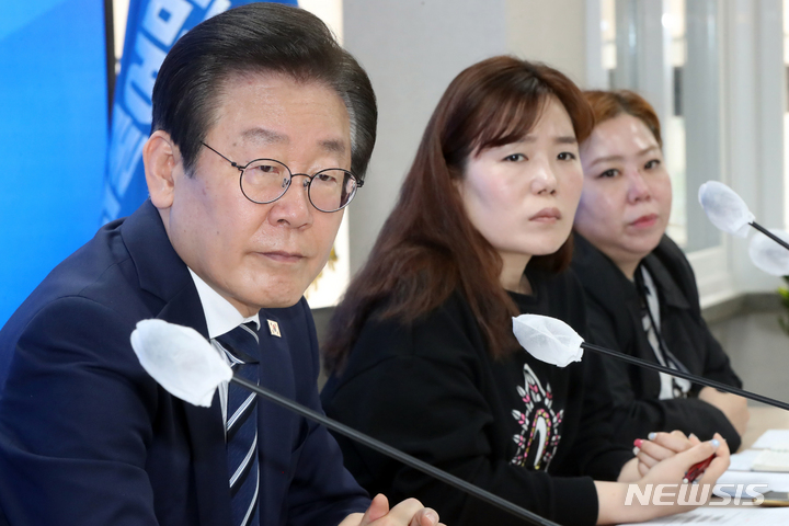 [서울=뉴시스] 국회사진기자단 = 이재명 더불어민주당 대표가 24일 오후 서울 영등포구 여의도 민주당 중앙당사에서 열린 '당대표·전세사기 피해자 간담회 및 전세사기 피해 고충 접수센터 현판식'에서 전세사기깡통전세피해자전국대책위 회원들과 자리하고 있다. 2023.04.24. photo@newsis.com