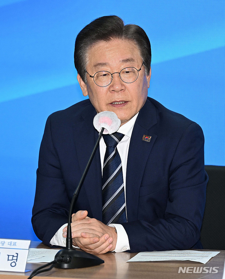 [서울=뉴시스] 국회사진기자단 = 이재명 더불어민주당 대표가 24일 서울 영등포구 중앙당사에서 열린 전세사기 피해자 간담회에서 발언을 하고 있다. 2023.04.24. photo@newsis.com