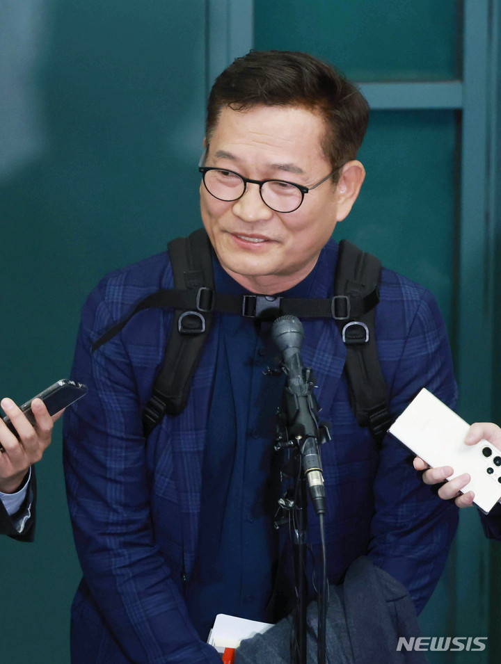 [인천공항=뉴시스] 공항사진기자단 = '전당대회 돈봉투' 의혹 송영길 전 더불어민주당 대표가 24일 인천국제공항으로 귀국하며 취재진 질문에 답변하고 있다. 2023.04.24. photo@newsis.com