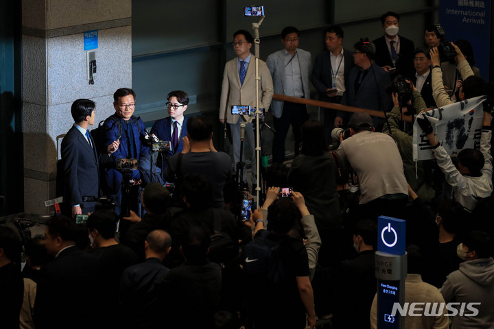 [인천공항=뉴시스] 공항사진기자단 = '전당대회 돈봉투' 의혹 송영길 전 더불어민주당 대표가 24일 인천국제공항으로 귀국해 취재진 질문에 답변하고 있다. 2023.04.24. photo@newsis.com