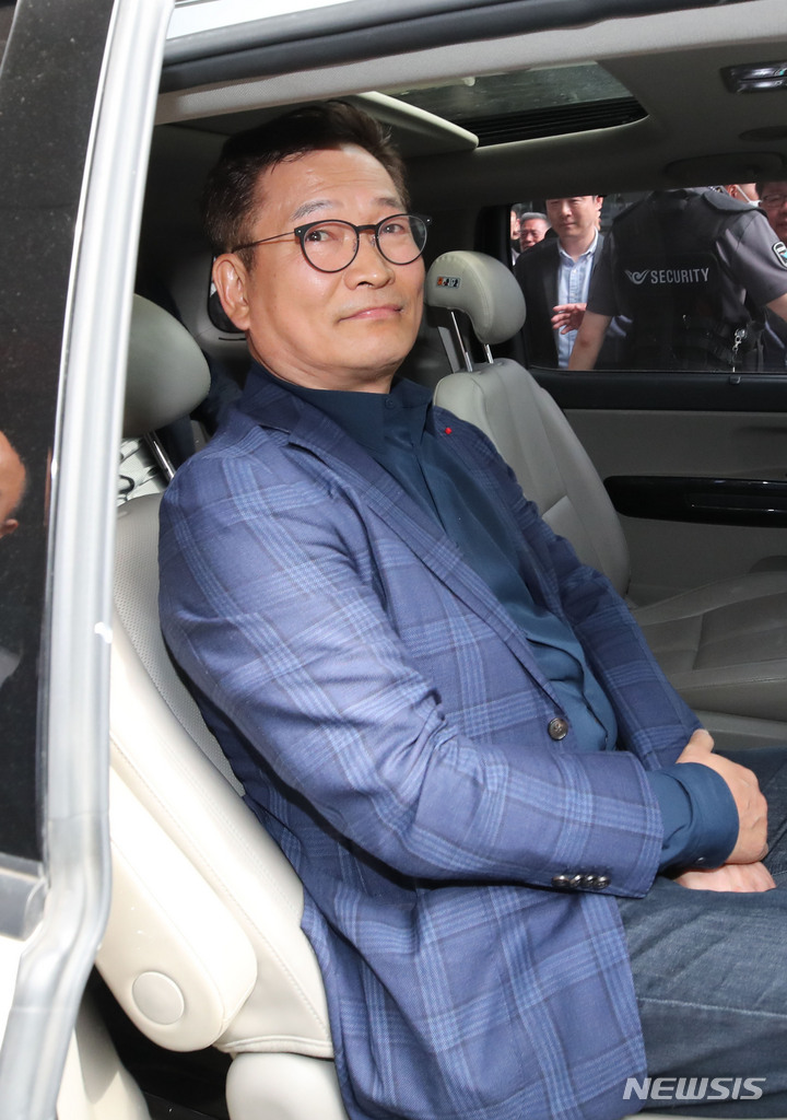 [인천공항=뉴시스] 공항사진기자단 = '전당대회 돈봉투' 의혹 송영길 전 더불어민주당 대표가 24일 인천국제공항으로 귀국해 차량에 탑승해 있다. 2023.04.24. photo@newsis.com