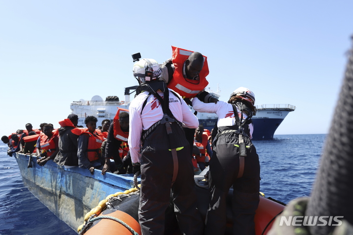 [AP/뉴시스] 2023년 4월 24일 해양구조봉사대의 구조선 지오 배런츠호가 지중해의 공해상에서 조난한 불법 이민들을 구조하고 있다. 2023.06.02 