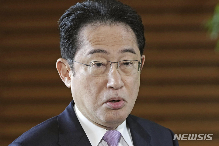 [도쿄=AP/뉴시스]기시다 후미오 일본 총리가 지난달 25일 도쿄 총리 관저에서 기자들에게 발언하고 있다. 2023.05.31.