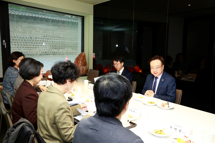 [서울=뉴시스] 조규홍 보건복지부 장관이 25일 오후 서울 중구 달개비에서 간호학계 원로·중진 교수들을 만나 현안 논의를 하고 있다. (사진=보건복지부 제공) 2023.04.25. photo@newsis.com *재판매 및 DB 금지