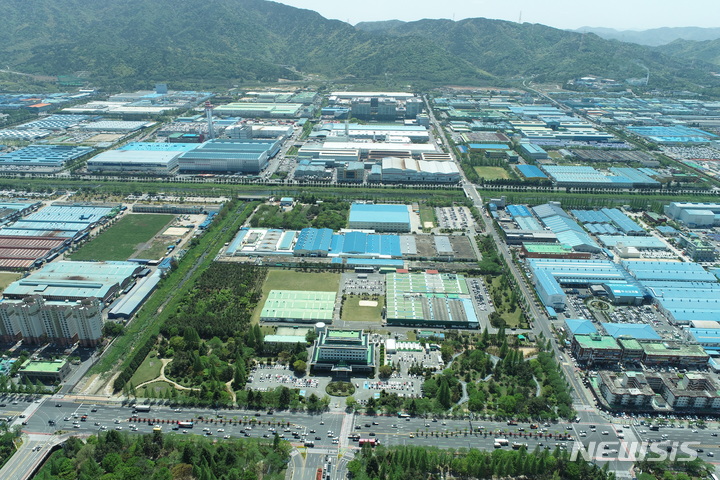 [창원=뉴시스] 한국산업단지공단 경남지역본부 청사(가운데 아래쪽)와 창원국가산업단지 전경.(사진=산단공 경남본부 제공) 2023.04.25. photo@newsis.com