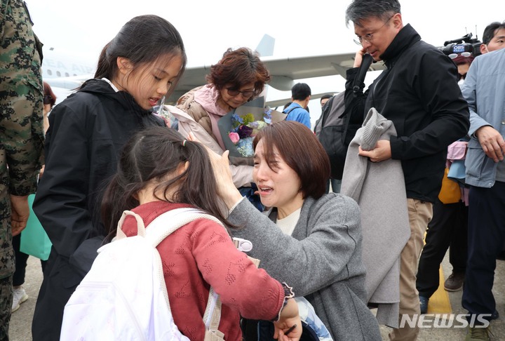 [성남=뉴시스] 사진공동취재단 = 군벌 간 무력 충돌로 고립됐다가 우리 정부의 ‘프라미스(Promise·약속)’ 작전을 통해 철수한 수단 교민 어린이가 25일 경기 성남시 서울공항으로 입국해 가족을 만나고 있다. 2023.04.25. photo@newsis.com