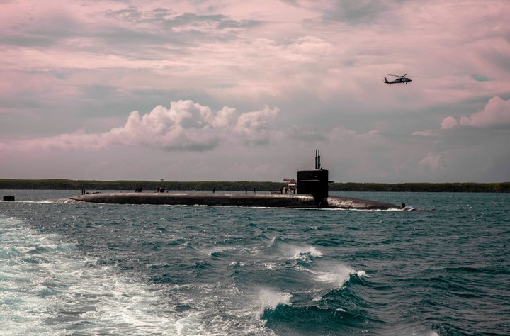 [서울=뉴시스] 26일 인도태평양사령부는 자신들의 트위터(SNS)를 통해 오하이오급 전략핵잠수함(SSBN 741)의 괌 입항 사진을 공개했다. (사진=인도태평양사령부) 2023.04.26. photo@newsis.com *재판매 및 DB 금지