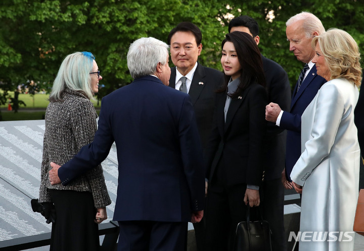 [워싱턴=뉴시스] 전신 기자 = 윤석열 대통령과 부인 김건희 여사, 조 바이든 미국 대통령과 부인 질 바이든 여사가 25일(현지시간) 워싱턴DC 한국전쟁 참전용사 기념공원에서 루터 스토리 상병 유족을 위로하고 있다. 2023.04.26. photo1006@newsis.com