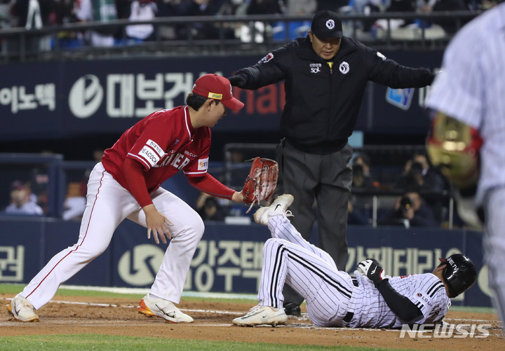 [서울=뉴시스] 김진아 기자 = 25일 오후 서울 송파구 잠실야구장에서 열린 2023 프로야구 SSG 랜더스와 LG 트윈스의 경기, 3회말 2사2,3루 LG 문보경이 김민성 타석 때 상대 투수 폭투를 틈 타 홈으로 파고들어 득점을 올리고 있다. 2023.04.25. bluesoda@newsis.com