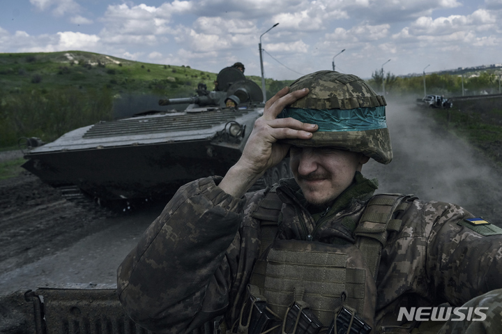 [바흐무트=AP/뉴시스] 북대서양조약기구(나토)는 ”회원국과 파트너국가들이 우크라이나에 지원하기로 약속한 전투 차량의 98% 이상이 이미 전달됐다“고 밝혔다. 사진은 지난 26일(현지시간) 우크라이나 도네츠크주 바흐무트에서 우크라이나 군인들이 장갑차를 타고 이동하는 모습. 2023.04.27.