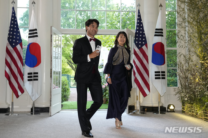 [워싱턴=AP/뉴시스] 한국인 최초의 메이저리거 박찬호(왼쪽)가 부인 박리혜 씨와 함께 26일(현지시간) 백악관에서 열린 윤석열 대통령 국빈 만찬에 참석하고 있다. 2023.04.27.