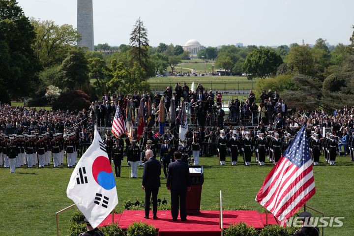 [워싱턴=뉴시스] 홍효식 기자 = 윤석열 대통령과 조 바이든 미국 대통령이 26일(현지시간) 워싱턴DC 백악관에서 열린 공식 환영식에 참석해 있다. (공동취재) 2023.04.27. yesphoto@newsis.com