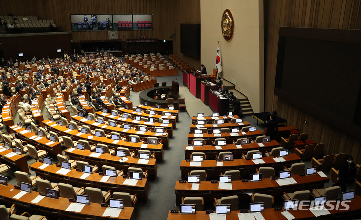 [서울=뉴시스] 이영환 기자 = 27일 오후 서울 여의도 국회 본회의장에서 제405회국회(임시회) 제5차 본회의가 열리고 있다. 2023.04.27. 20hwan@newsis.com