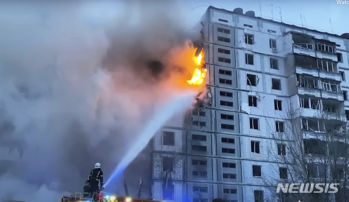 [우만=AP/뉴시스] 28일(현지시간) 우크라이나 키이우 남쪽 200㎞ 떨어진 우만 마을에서 소방관들이 러시아의 공격으로 파괴된 아파트 건물의 화재를 진압하고 있다. 2023.04.28.