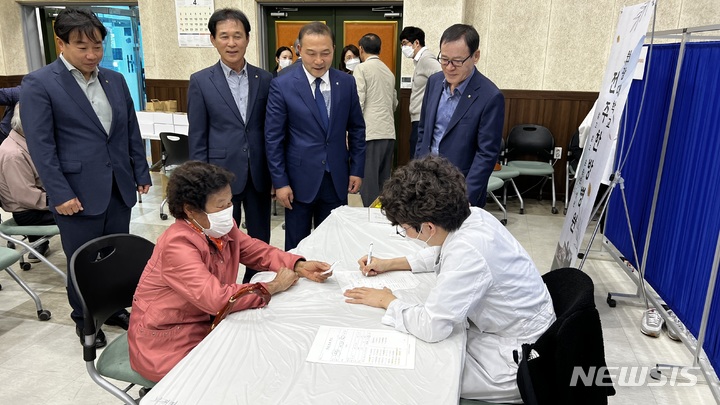 [진안=뉴시스]윤난슬 기자 = '농업인 행복 버스' 사업.. 2023.04.28.(사진=전북농협 제공)