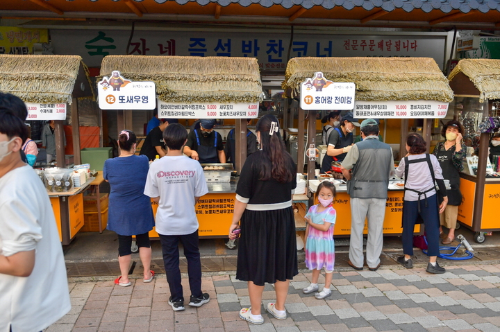 [뉴시스=공주] ‘밤마실 야시장’ 먹거리 장터 모습.(사진=공주시) *재판매 및 DB 금지