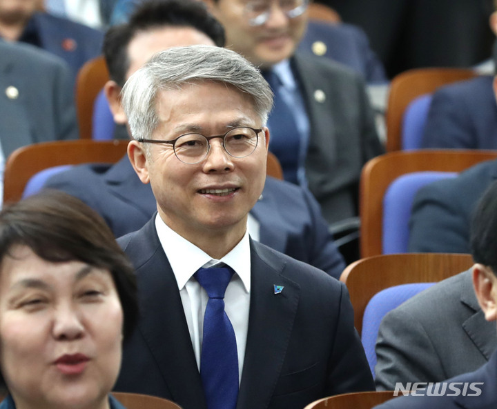 [서울=뉴시스] 전진환 기자 = 28일 오전 서울 여의도 국회에서 열린 제21대 국회 더불어민주당 제4기 원내대표 선출을 위한 의원총회에서 민형배 의원이 참석해 이재명 대표의 인사말을 경청하고 있다. 2023.04.28. amin2@newsis.com