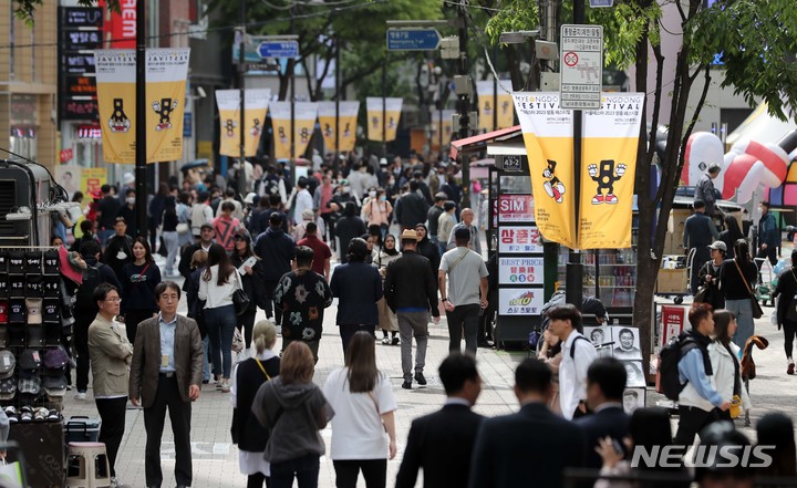 [서울=뉴시스] 김선웅 기자 = 28일 서울 중구 명동거리에 명동 페스티벌 현수막이 걸려있다. 서울시와 롯데백화점은 오늘부터 다음 달 7일까지 내외국인 관광객 유입과 명동 상권 활성화를 위해 명동 페스티벌 2023을 진행한다. 페스티벌 기간 동안 롯데백화점 본점 영플라자부터 명동 예술극장까지 약 200미터 거리에서 대규모 바닥화를 만날 수 있으며 명동 상권의 거리, 공실 상가, 낡은 시설물 등에는 국내 유명 아티스트 그라플렉스가 만든 그래픽이 입혀진다. 2023.04.28. mangusta@newsis.com