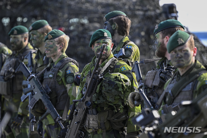 [스톡홀름( 스웨덴)=AP/뉴시스] 스웨덴의 수도 스톡홀름 교외에 있는 베르가 해군기지에서 올해 4월 28일 스웨덴 병사들이 오로라 23군사훈련작전을 통해 실전 훈련을 하는 모습. 스웨덴은 총기보유 자유국으로 최근 조직범죄와 총격 사건이 유럽 최대로 증가했다. 2023.06.11. 