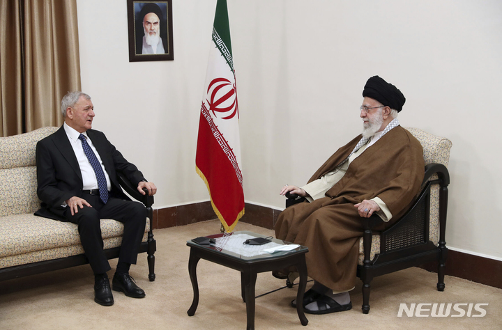 [테헤란( 이란)=AP/뉴시스] 이란 최고지도자 알리 하메네이와 라시드 이라크 대통령이 4월 29일(현지시간) 테헤란에서 회담하고 있다. 2023.06.01