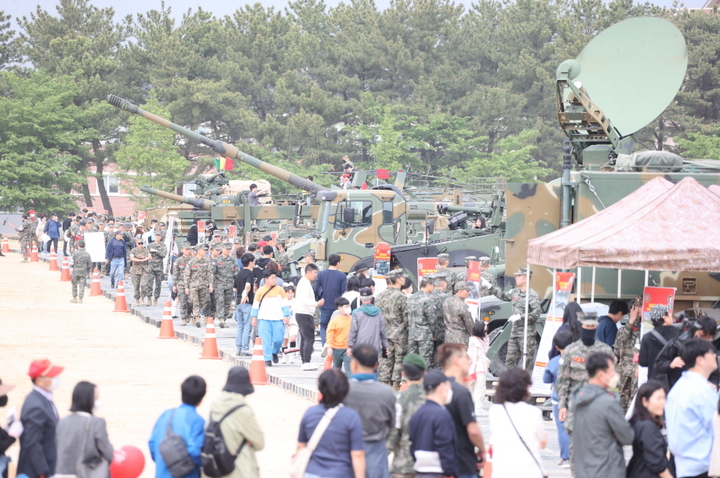 [포항=뉴시스] 강진구 기자 = 경북 포항시는 29일, 30일 이틀 간 오천읍 해병의거리(서문사거리 일원)와 해병대1사단에서 '2023 포항 해병대 문화축제'를 개최했다.사진은 전시중인 군용 차량을 관람하는 관람객들.(사진=포항시 제공) 2023.04.30.photo@newsis.com *재판매 및 DB 금지